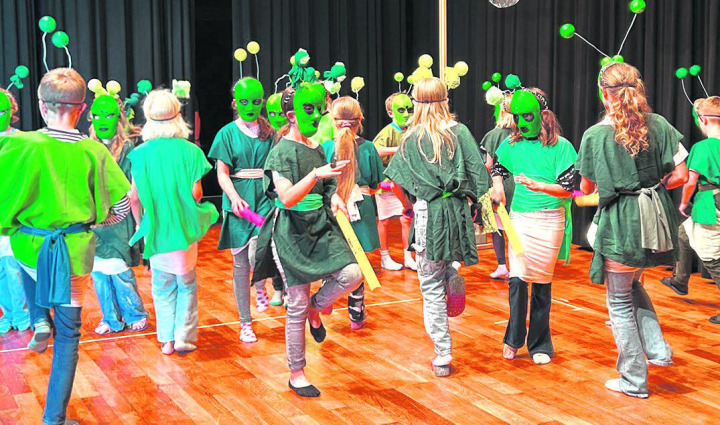 Als grüne Ausserirdische begeisterten die 3./4.-Klässler das Publikum singend und tanzend. Foto: zVg