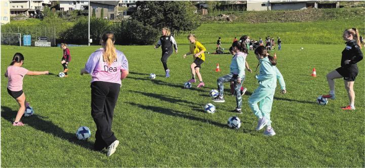 In Frick bleiben immer mehr Mädchen am Ball. Foto: Simone Rufli