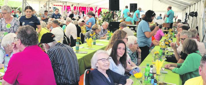 Ein Ort der Begegnung: Am Jubiläumstag herrschte viel Betrieb im grossen Festzelt. Fotos: Janine Tschopp