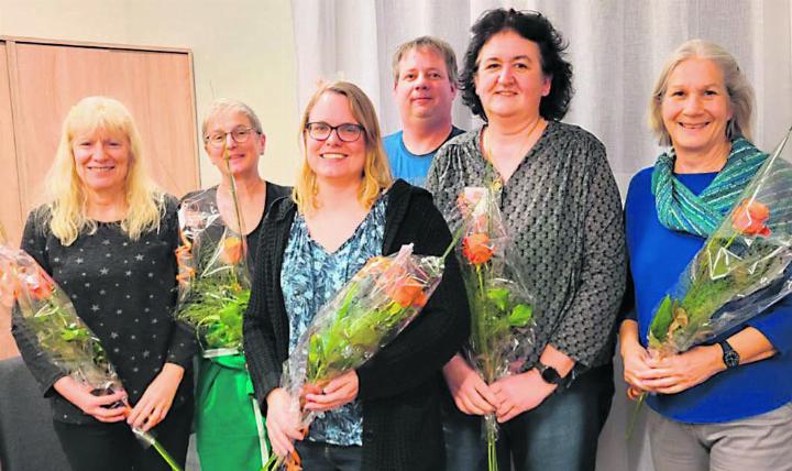 Die Jubilarinnen (von links) Luzia Obrist, Esther Merkofer, Nadja Fasler, Susanne Boutellier und Silvia Erdin mit dem Neumitglied Beat Steinacher. Foto: zVg