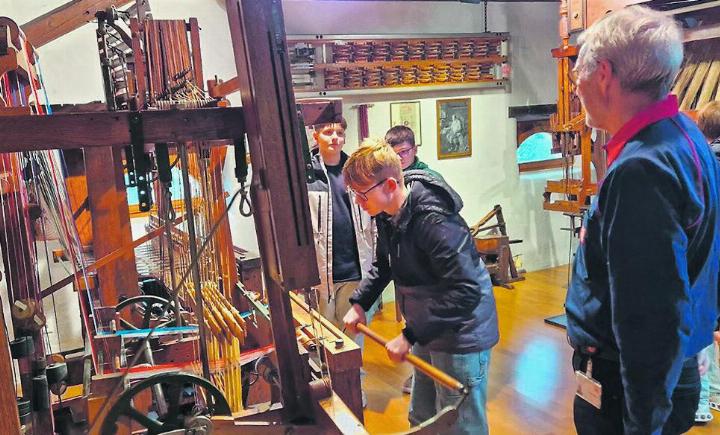 Fricker Oberstufenschüler und -schülerinnen im Museum der Jakob Müller AG. Foto: zVg