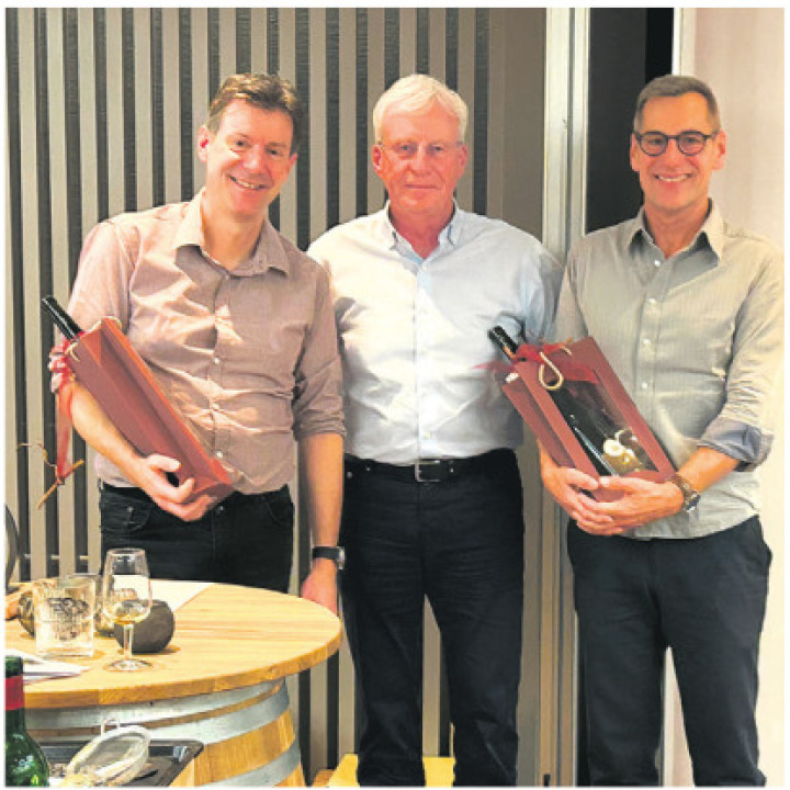 Präsident Urs Hofer (Mitte) dankt den beiden Referenten Ralph Schneiter (links) und Urs Treier. Foto: zVg