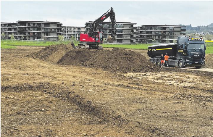 Die Bagger sind dabei, Erdreich abzutragen. Foto: Susanne Hörth