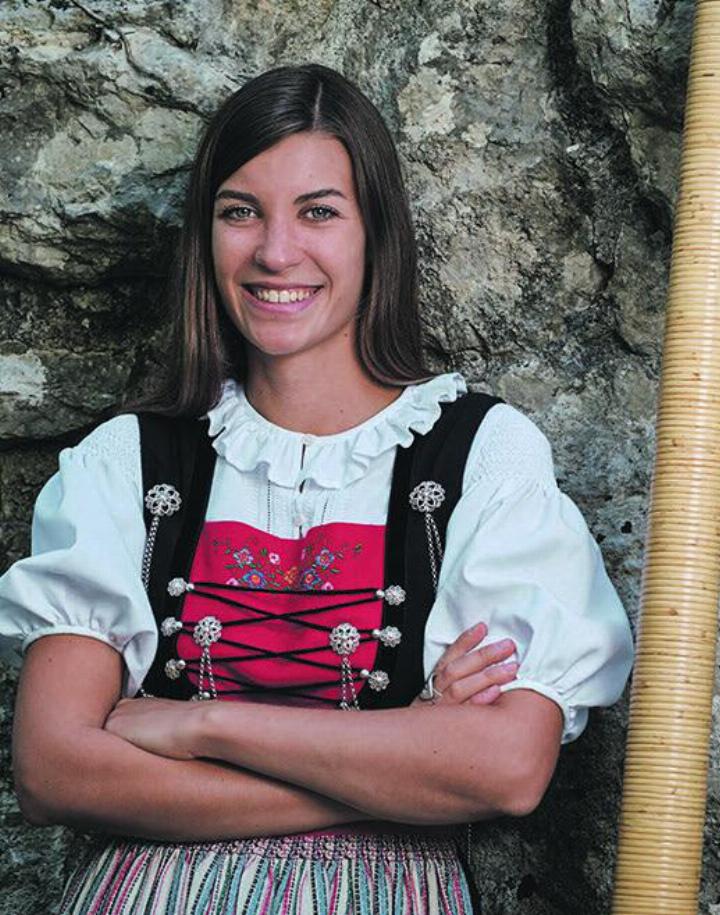 Lisa Stoll kommt mit ihrem Alphorn nach Rheinfelden. Foto: zVg