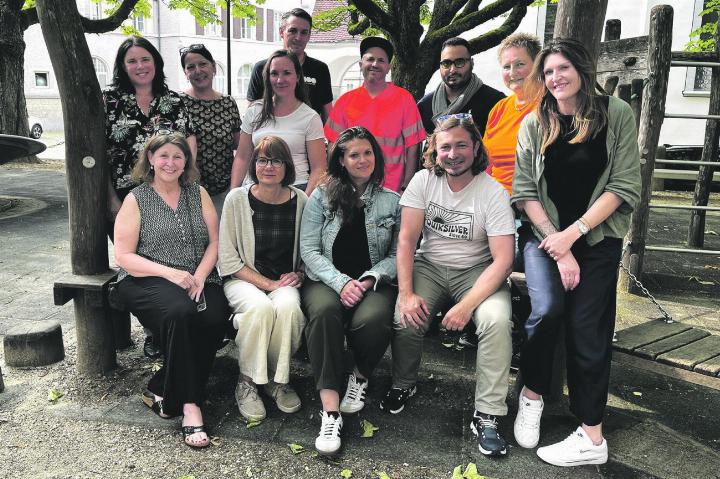 Sie sorgen für ein fröhliches Jugendfest: Die Organisatorinnen und Organisatoren freuen sich auf viele lachende Gesichter. Foto: Valentin Zumsteg