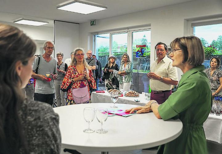 Stadträtin Susanna Schlittler (rechts) freute sich, dass sich nicht weniger als 39 Künstler und Künstlerinnen an den diesjährigen «Offenen Ateliers» beteiligten. Foto: Edi Strub