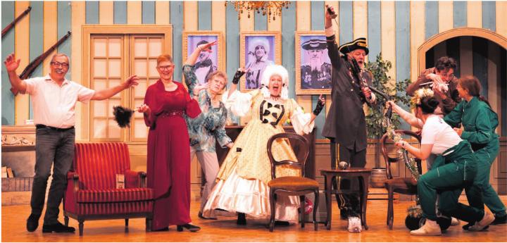 Die Künstler hinter den Figuren (v. l. n. r.): Peter Imhof, Sabine Hänggi, Romy Deiss, Bernadette Rebmann, Adi Weber, Armand Hohenstein, Rahel Rubin, Christine Giacometti. Fotos: Franziska Nachtigall