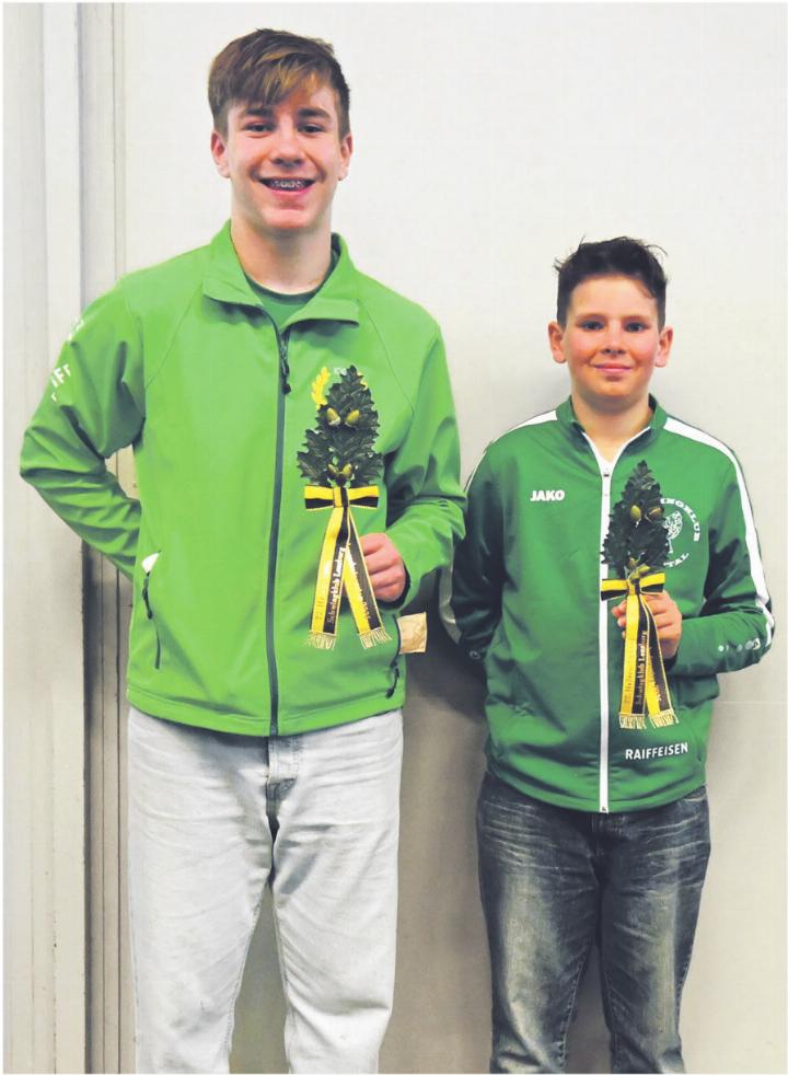 Jannick Mahrer (links) und Elias Benz erkämpften einen Zweig. Foto: Ludwig Dünner