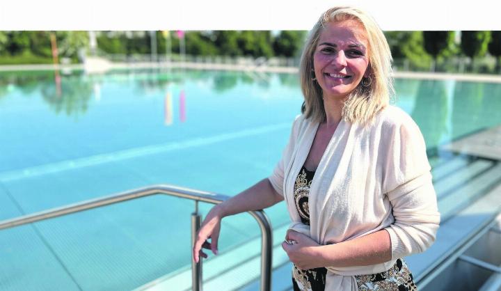 «Ich habe mich gleich in die tolle Lage verliebt und mich von Beginn weg wohlgefühlt», sagt Natascha Nikolic zur Badi in Rheinfelden. Foto: Valentin Zumsteg