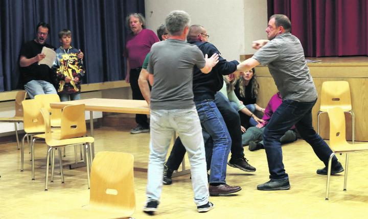 Die Schlägerei-Szene muss besonders oft geübt werden. Foto: Janine Tschopp Die Schlägerei-Szene muss besonders oft geübt werden. Foto: Janine Tschopp