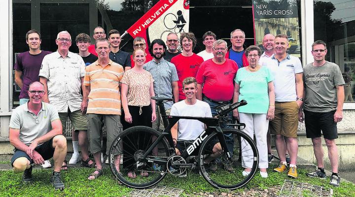 Die Vereinskolleginnen und -kollegen feiern mit Fabian Weiss (kniend hinter dem Fahrrad) den dritten Zeitfahr-Schweizermeistertitel in der Kategorie U23. Foto: zVg