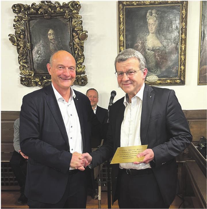 Der abtretende Stadtammann Franco Mazzi (rechts) erhält vom Präsidenten der Ortsbürgerkommission Walter Herzog den Dank der Ortsbürgergemeinde Rheinfelden für seine grossen Leistungen und als besonderes Geschenk eine stattliche und stolze, rund 200 Jahre alte Rheinfelder Eiche – die «Mazzi-Eiche». Foto: zVg Der abtretende Stadtammann Franco Mazzi (rechts) erhält vom Präsidenten der Ortsbürgerkommission Walter Herzog den Dank der Ortsbürgergemeinde Rheinfelden für seine grossen Leistungen und als besonderes Geschenk eine stattliche und stolze, rund 200 Jahre alte Rheinfelder Eiche – die «Mazzi-Eiche». Foto: zVg
