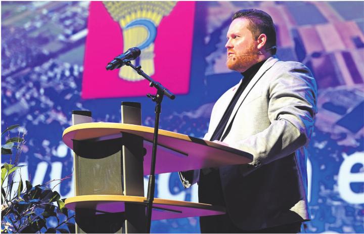 Neuer Gastgeber: Gemeindeammann Loris Gerometta. Fotos: Christine Steck