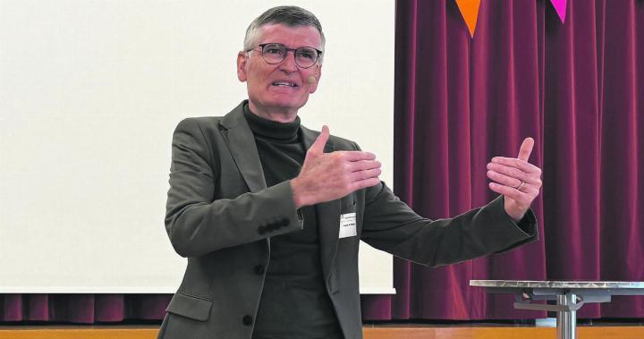 Hans A. Wüthrichs Tipps, wie Führung in Gemeinden neu gelebt werden könnte, stiessen auf grosses Interesse. Foto: Simone Rufli Hans A. Wüthrichs Tipps, wie Führung in Gemeinden neu gelebt werden könnte, stiessen auf grosses Interesse. Foto: Simone Rufli
