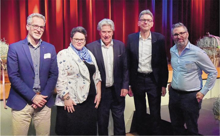 Gemeindeammann Oliver Brem (von links), Geref-Präsidentin Denise Schmid, Sportreporter Berni Schär, Landammann Dieter Egli und Michael Dörr. Foto: Mike Schmid Gemeindeammann Oliver Brem (von links), Geref-Präsidentin Denise Schmid, Sportreporter Berni Schär, Landammann Dieter Egli und Michael Dörr. Foto: Mike Schmid