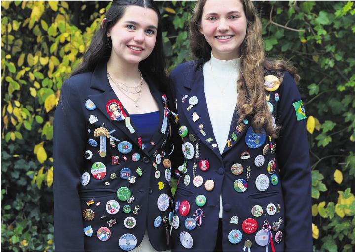 Bianca Duarte (links) und Laís Dalmonico in ihren Rotary-Blazern. Beide haben schon zahlreiche Pins anderer Austauschschülerinnen und -schüler gesammelt. Foto: Janine Tschopp Bianca Duarte (links) und Laís Dalmonico in ihren Rotary-Blazern. Beide haben schon zahlreiche Pins anderer Austauschschülerinnen und -schüler gesammelt. Foto: Janine Tschopp
