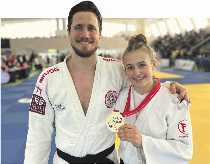 Strahlende Schweizermeisterin, Eileen Probst mit Coach Ciril Grossklaus vom JJJC Brugg. Foto: zVg