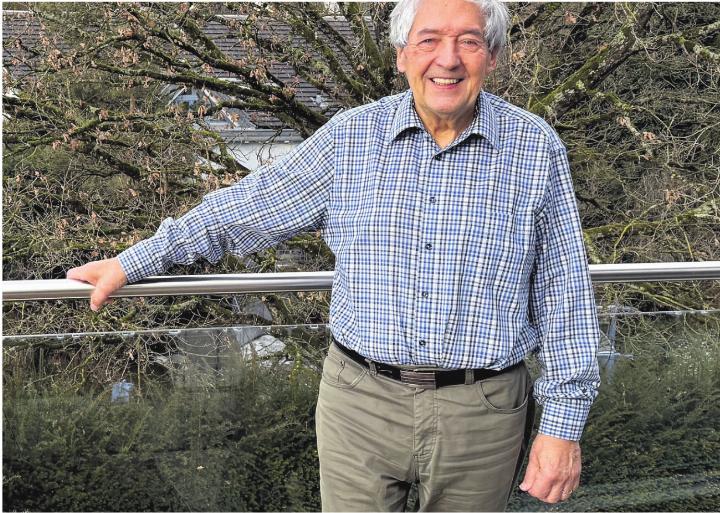 Hans Jörg Huber vor der mächtigen Eiche in seinem Garten am Frickberg. Foto. Simone Rufli Hans Jörg Huber vor der mächtigen Eiche in seinem Garten am Frickberg. Foto. Simone Rufli