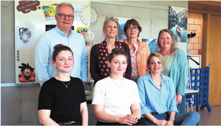 Sie engagieren sich für das schulinterne Förderzentrum an der Kreisschule Unteres Fricktal (KUF): Frank Jonas (oben von links), Carole Binder-Meury, Susanna Schlittler, Sandra Leubin, Albulena Shabani (unten von links), Dielleza Shabani und Rahel Meyer. Foto: Janine Tschopp