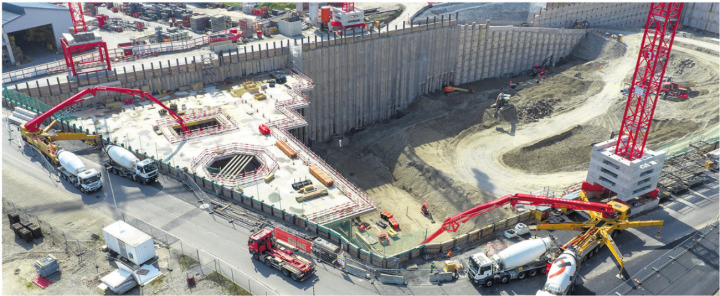 In der riesigen Baugrube wurde die erste Bodenplatte betoniert. Foto: zVg
