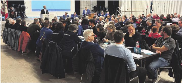Grossratspräsident Markus Gabriel am Rednerpult vor der gut besuchten Versammlung in der Laufenburger Stadthalle. Foto: Ludwig Dünner