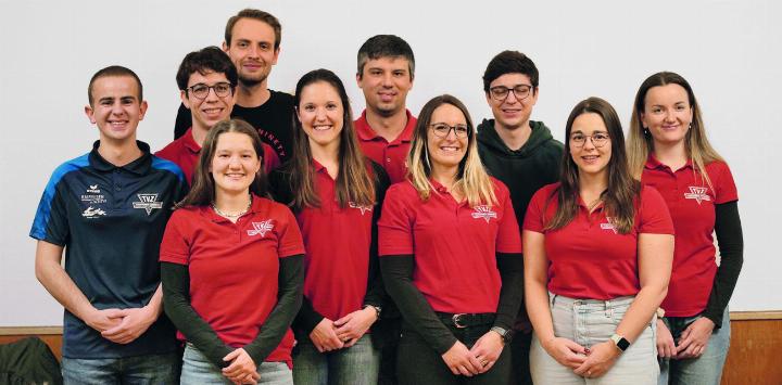 Die zurückgetretenen Vorstandsmitglieder und der neue Vorstand. Foto: zVg