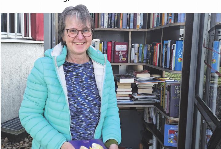 Susi Schauli hat der Telefonkabine ein zweites Leben geschenkt. Foto: Petra Schumacher Susi Schauli hat der Telefonkabine ein zweites Leben geschenkt. Foto: Petra Schumacher