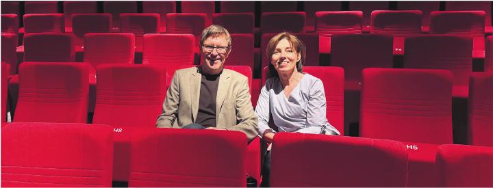 Martina Welti und Philipp Weiss geniessen die neuen Stühle. Foto: Simone Rufli