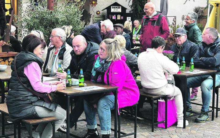 Viele Leute genossen es, am Rheinfelder Markt Bekannten und Freunden zu begegnen und eine gemeinsame Zeit zu verbringen.