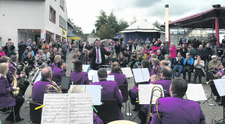 Der Chilbi-Auftakt am Sonntagmorgen mit einem Frühschoppenkonzert der Musikgesellschaft Kaiseraugst. Fotos: Catherine Hossli