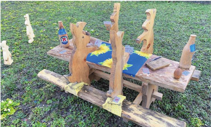 Bis Ostern vertreiben sich diese vier Hasen die Zeit mit Jassen, danach beginnt die Arbeit des Eierversteckens. Gesehen in Möhlin. Foto: Margrit Freudemann, Kaisten