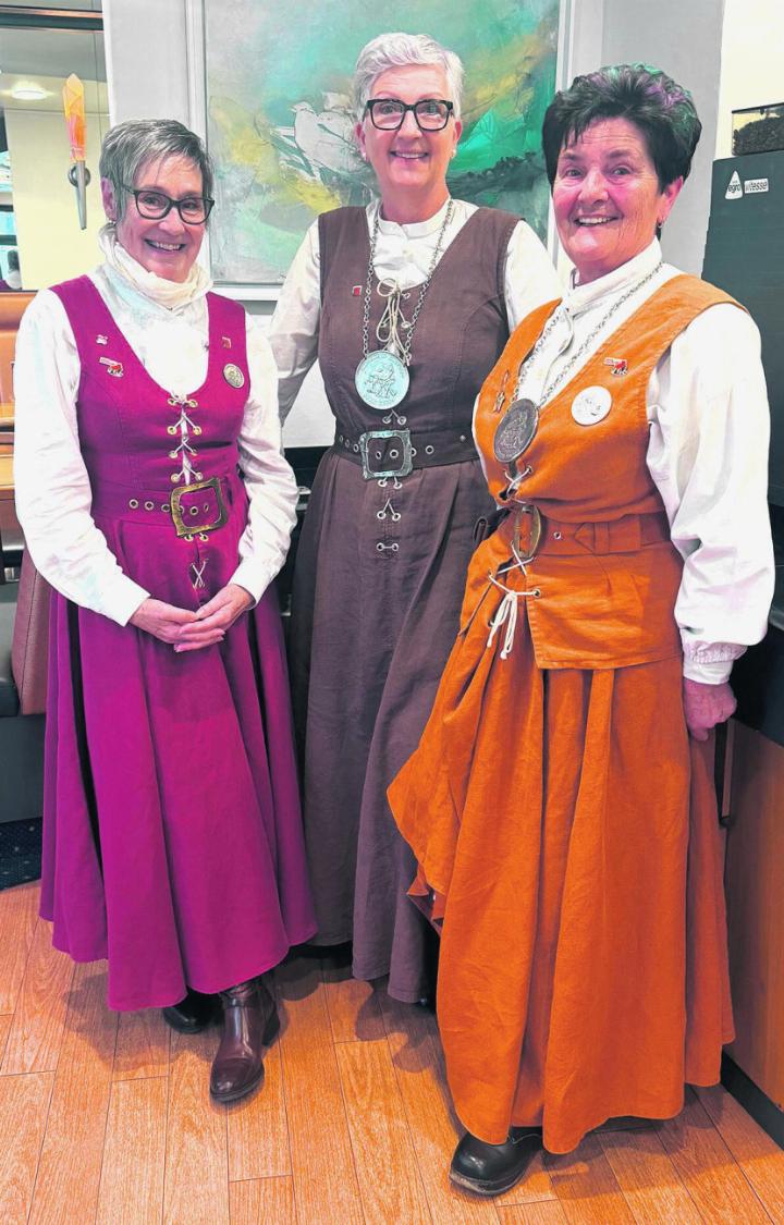 Die drei Salmtratschä-Schnitzelbänklerinnen Monika Spring (von links), Anita Schraner und Ilse Jehle. Foto: Susanne Hörth