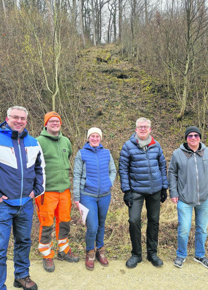 Thomas Senn (von links), Fabian Bugmann, Tabea Haupt, Marc Jäger und Christian Kramer freuen sich über das nachhaltige Naturprojekt; den Waldkorridor (im Hintergrund). Foto: Bernadette Zaniolo