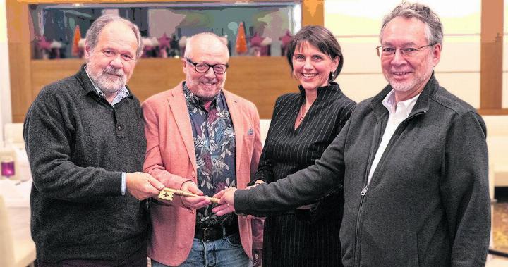 Symbolische Schlüsselübergabe: Parkresort CEO Sabine Eglin gratuliert Thorsten Hauschild (rechts) zum wohlverdienten Ruhestand und heisst die beiden zuküntigen Dermatologen in der Salina herzlich willkommen: Jürgen Grabbe (links) und Markus Streit. Foto: zVg