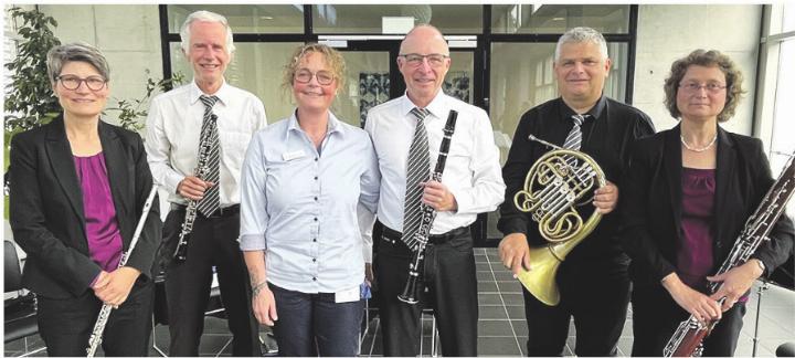 Das Laufenburger Bläserquintett mit Raija Häfelfinger (Organisation Patientenunterhaltung). Foto: zVg
