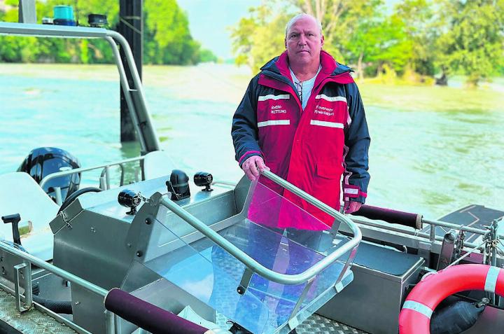 Richard Graf von der Rheinrettung Rheinfelden macht sich Sorgen. Foto: Valentin Zumsteg