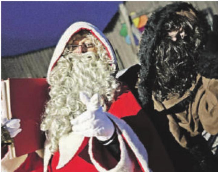 Seit 20 Jahren sind der Samichlaus und sein Schmutzli jeweils voller Herzblut in Sisseln unterwegs. Foto: zVg