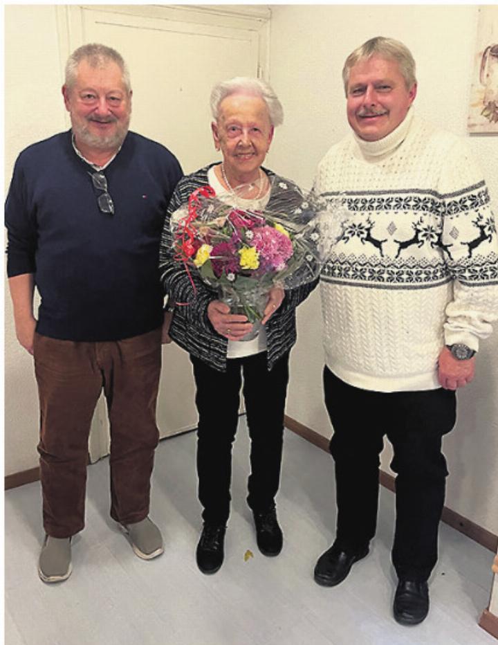 Rainer Mühlbauer (von links), Gritli Deiss und Peter Kolly wurden für langjährige Chormitgliedschaft ausgezeichnet. Foto: zVg