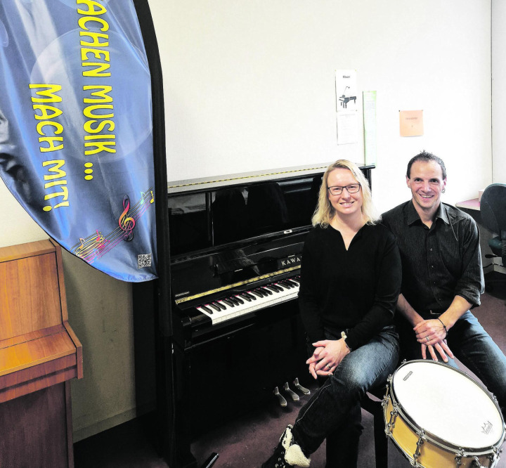 «Musik machen mit anderen fördert Körper und Geist und macht glücklich», sind Schulleiter Stefan Büchi und Co-Präsidentin Julia Weiss überzeugt. Foto: Bernadette Zaniolo