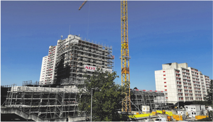 Es geht aufwärts: 19 Geschosse wird der Turm ab der Dachkante des Liebrüti-Zentrums umfassen. Foto: Valentin Zumsteg