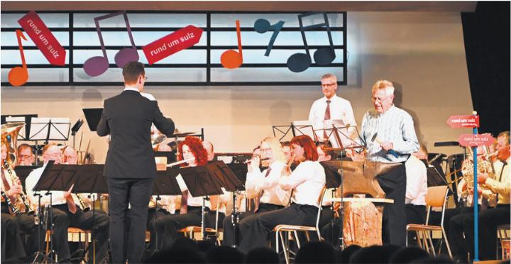 Urs Schraner (vorne rechts) mit seinem Soloinstrument, dem Amboss Foto: ld