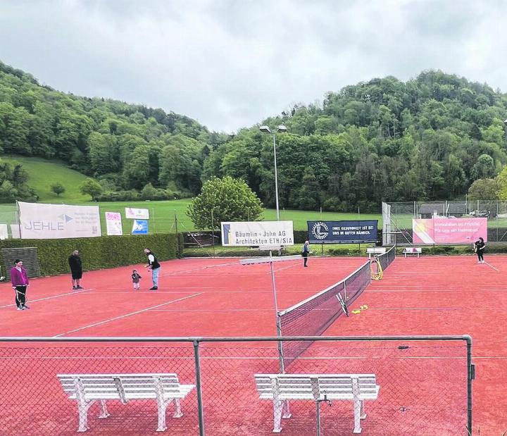 Kinder wie auch Erwachsene konnten erste Erfahrungen mit dem Tennisschläger sammeln oder ihr Können mit anderen teilen. Foto: zVg