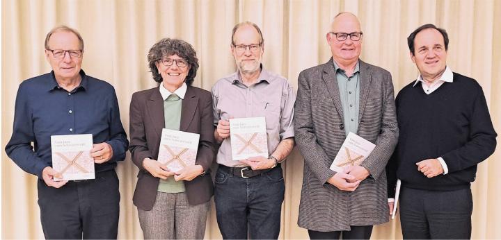 Jahresschriftredaktor Linus Hüsser (Bildmitte) mit den Autoren Werner Brogli, Erika Wunderlin, Werner Vökt, Christoph Baumgartner (v. l. n. r.). Fotos: Petra Schumacher Jahresschriftredaktor Linus Hüsser (Bildmitte) mit den Autoren Werner Brogli, Erika Wunderlin, Werner Vökt, Christoph Baumgartner (v. l. n. r.). Fotos: Petra Schumacher