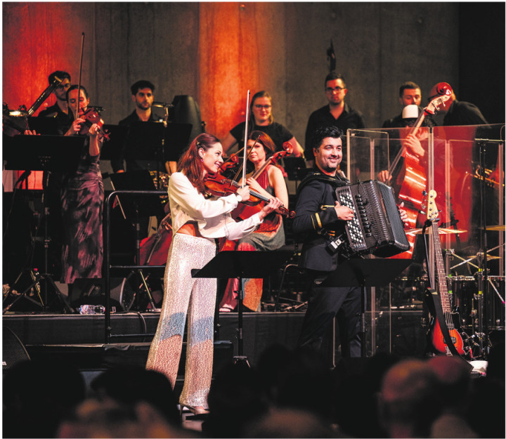 Das Orchester zeigt im Schützenkeller, wie klassische Musik in neuen Arrangements und mit bekannten Stimmen überraschend anders klingen kann. Foto: zVg