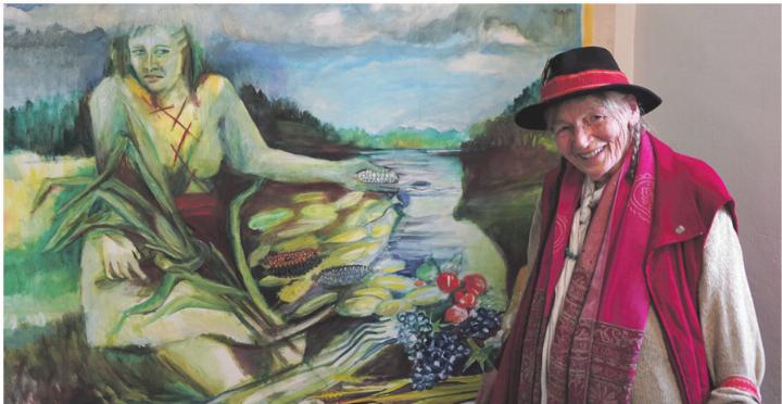 Agnes Barmettler mit ihrem Werk «Mutter Erde». Foto: zVg
