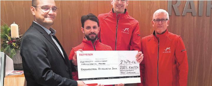 Marc Meier (links) übergibt einen Check an drei Vertreter des Radfahrvereins Helvetia Sulz. Foto: zVg