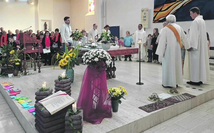 Farbenfroher Gottesdienst mit Kindern und Erwachsenen. Foto: Fabrice Müller