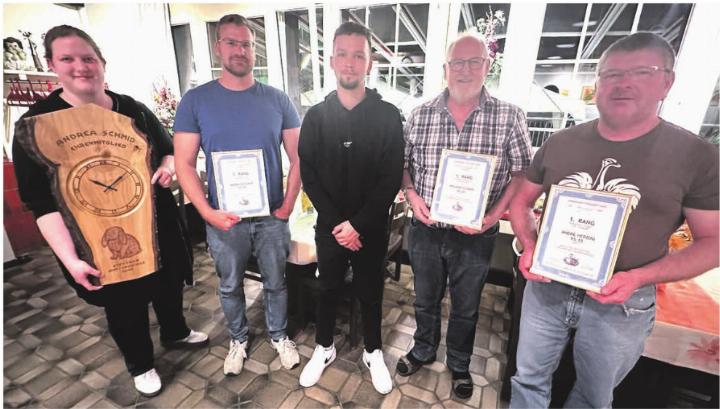 Von links: Ehrenmitglied Andrea Schmid, Aaron Wiedmer, Neumitglied Jens Lustenberger, Roland Schmid und André Herzog. Foto: zVg