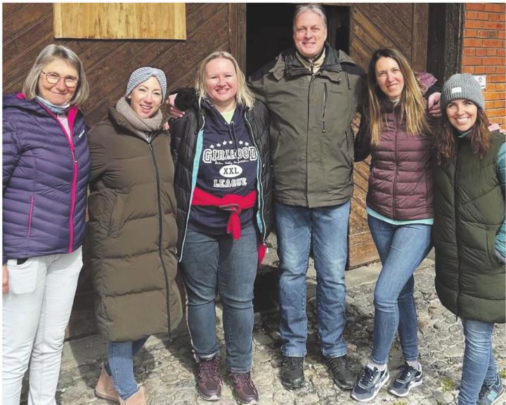 Das Museum glänzt wieder und der Vorstand freut sich auf die neue Saison: Theres Soder (von links), Melanie Cuppuleri, Iva Fromm, Gerd Fromm sowie beide Co-Präsidentinnen Cécile Perrig und Sybille Guarnieri. Foto: zVg