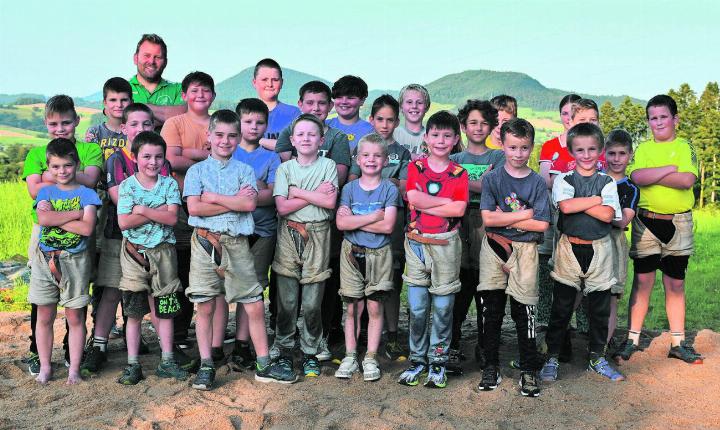 Die Ferienspass-Kinder sowie Fricktaler Nachwuchsschwinger mit Jungschwingerobmann Jürg Mahrer. Fotos: Ludwig Dünner